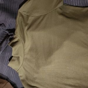 Green long-sleeved turtle neck shirt